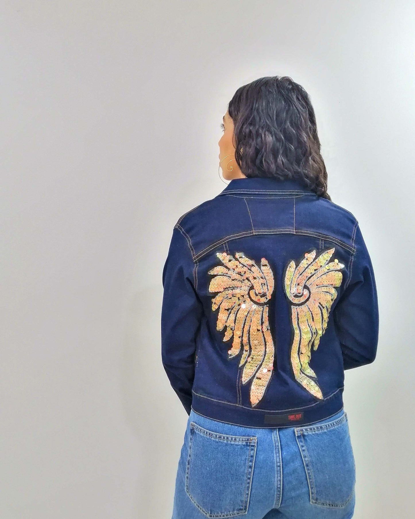 Cazadora en denim con alas de lentejuelas