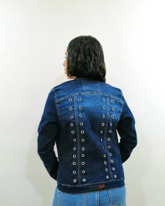 Cazadora en denim con  perforaciones